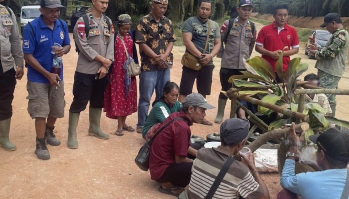 Warga Danau Buntar Pasang Tajau Adat, Konflik Lahan dengan PT UAI di Ketapang Kian Memanas