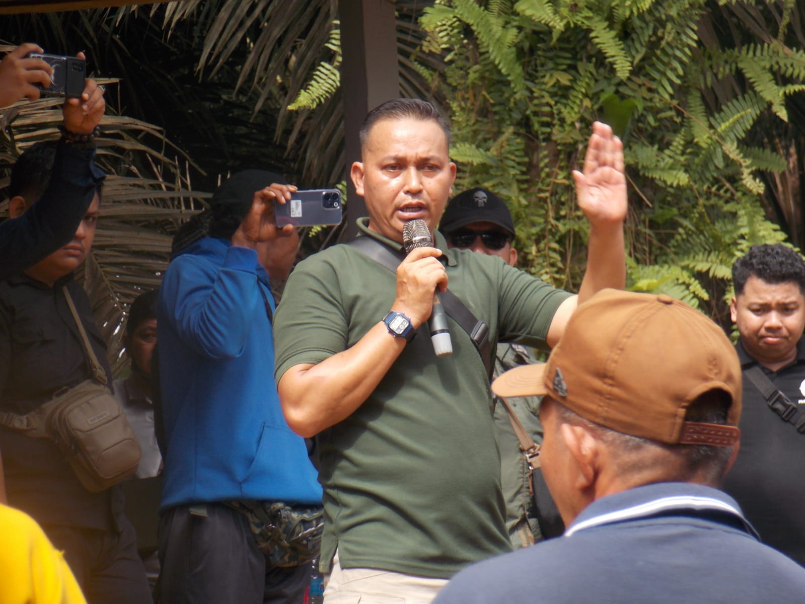 PJ Kades Segar wangi Suryadi Oland saat berorasi pada aksi warga mambuk, Sabtu 16 mei 2026