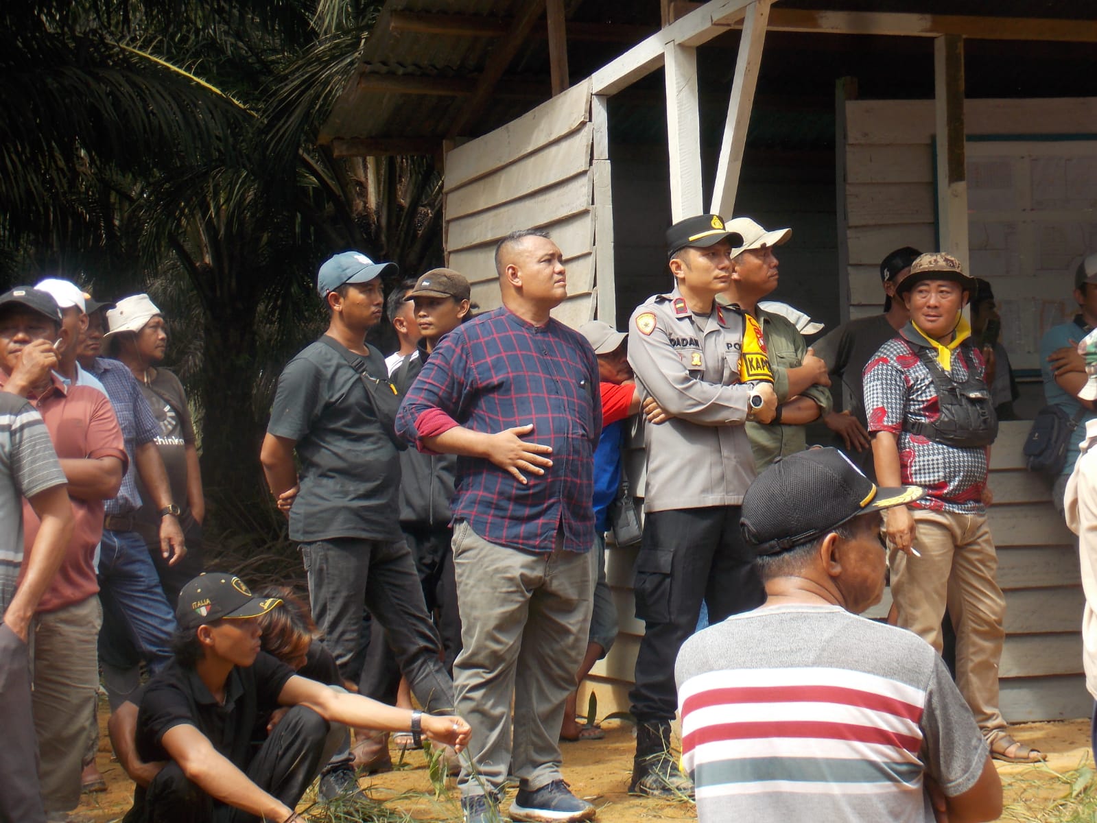 Tokoh masyarakat/anggota DPRD Dapil 4 Ketapang, Mohtar turut serta dalam aksi bersama masyarakat dusun mambuk desa segar wangi