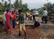 Semangat Gotong Royong Tak Padam, Warga Teluk Batang Utara Bergerak Perbaiki Jembatan Rusak