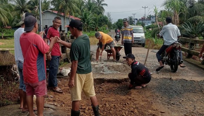 Semangat Gotong Royong Tak Padam, Warga Teluk Batang Utara Bergerak Perbaiki Jembatan Rusak