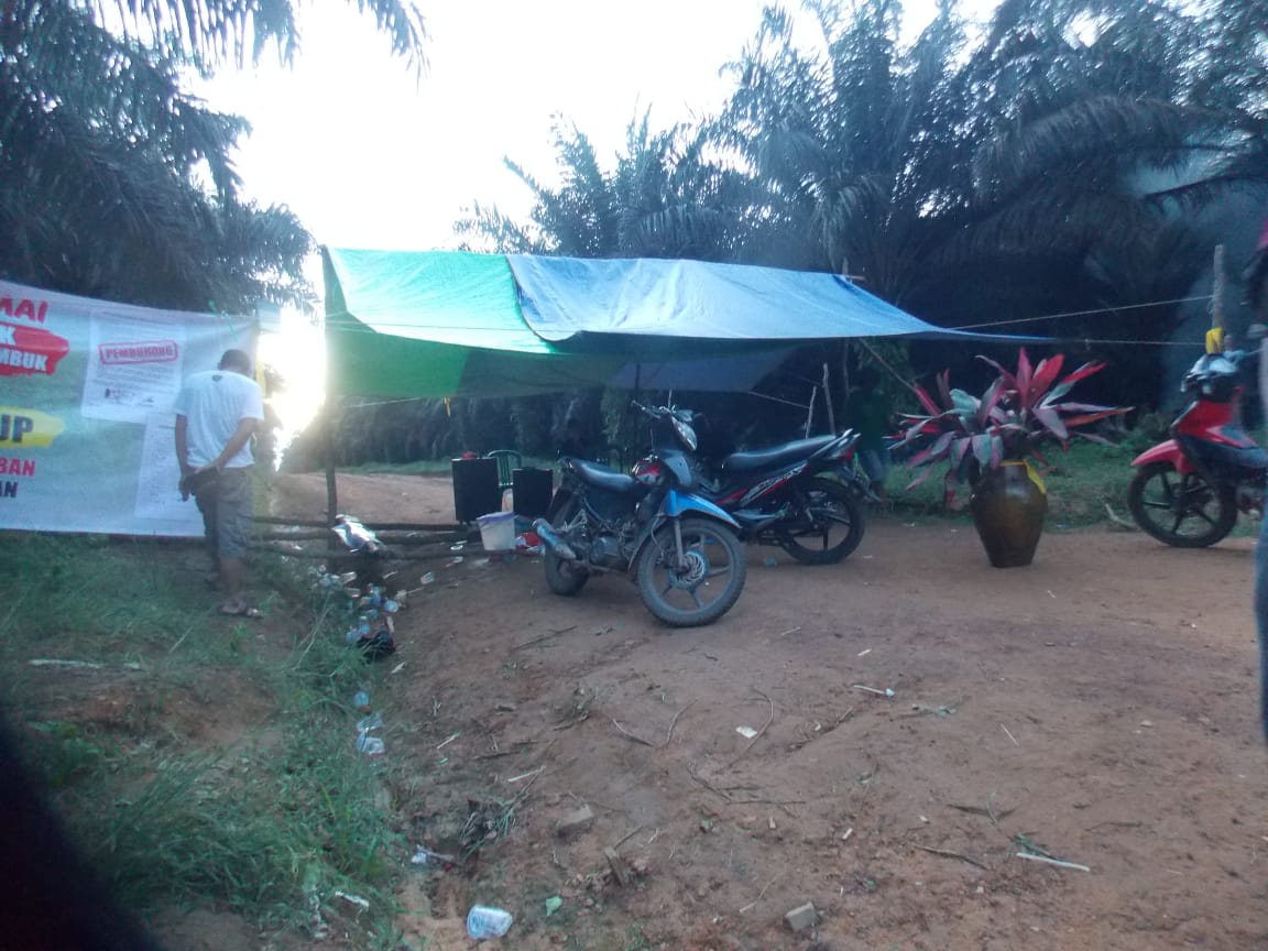 Portal akses oleh warga dusun mambuk desa segar wangi dengan mendirikan tenda di tengah badan jalan