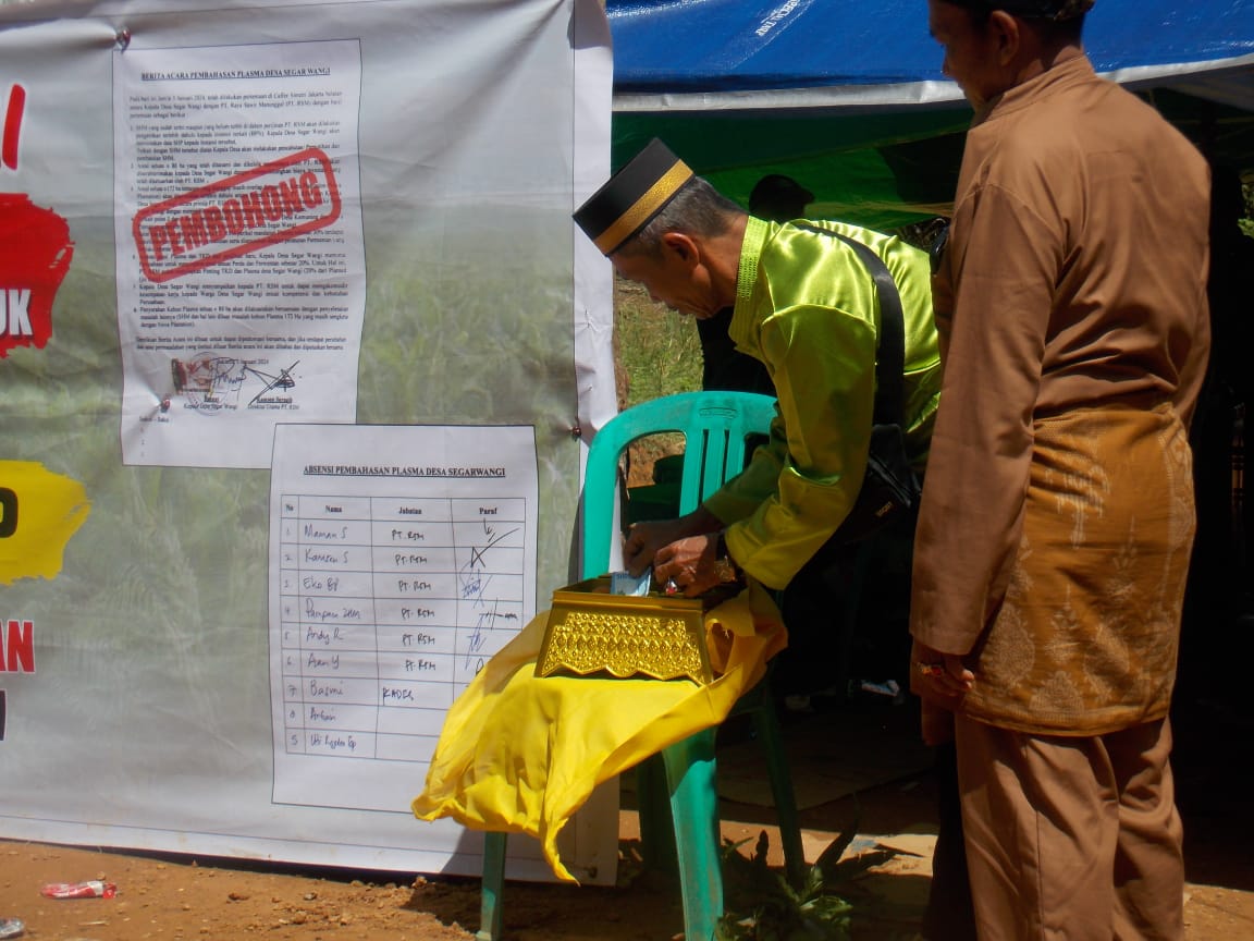 Tetua adat sedang mempersiapkan peminangan atau tepak sirih /dok :pwk