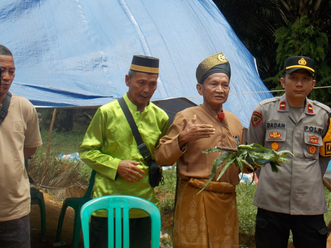 Tetua adat Mambuk dan Tetua adat tumbang Titi bersama Kapolsek Tumbang Titi /dok :pwk