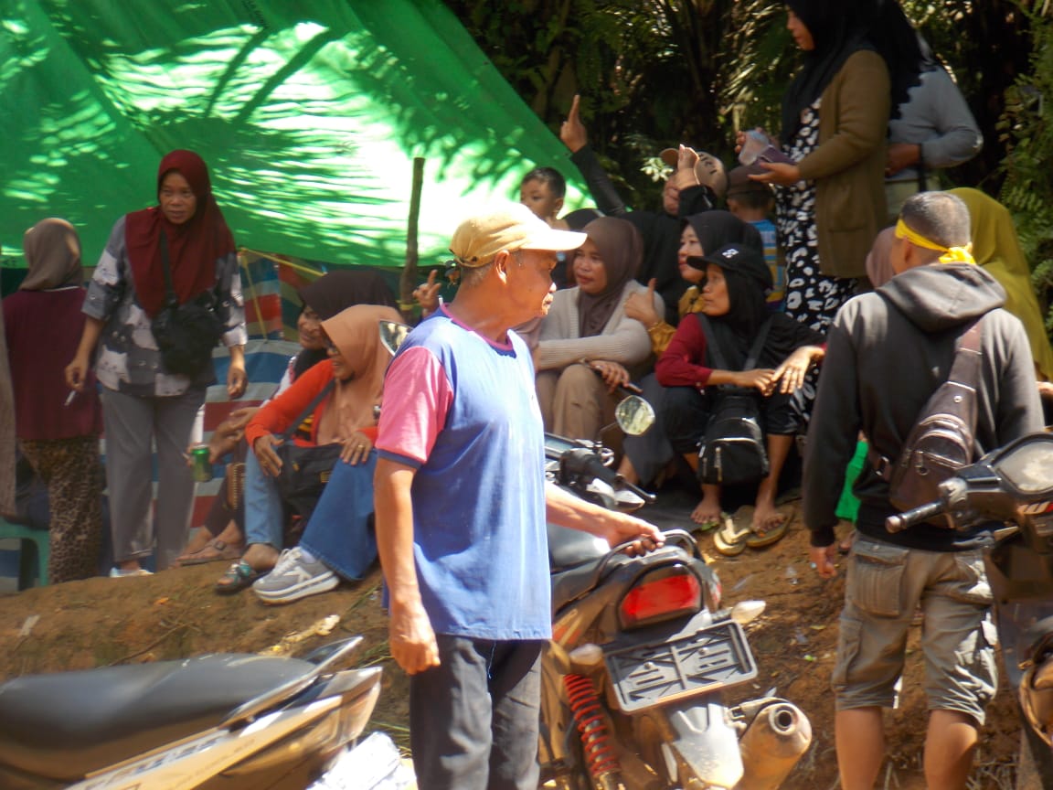 Aksi warga mambuk warga mambuk tetap tutup akses /Senin 18 mei 2026