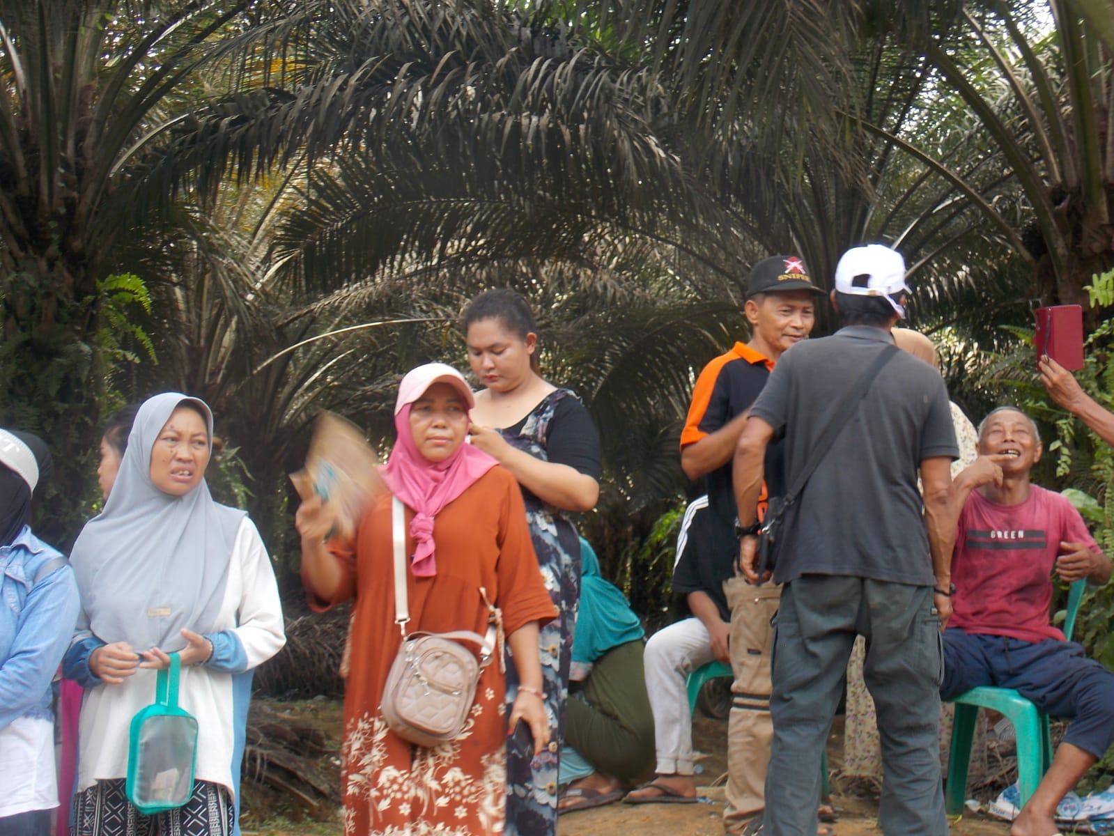 warga mambuk tetap bertahan di portal Divisi 1 sungai landau