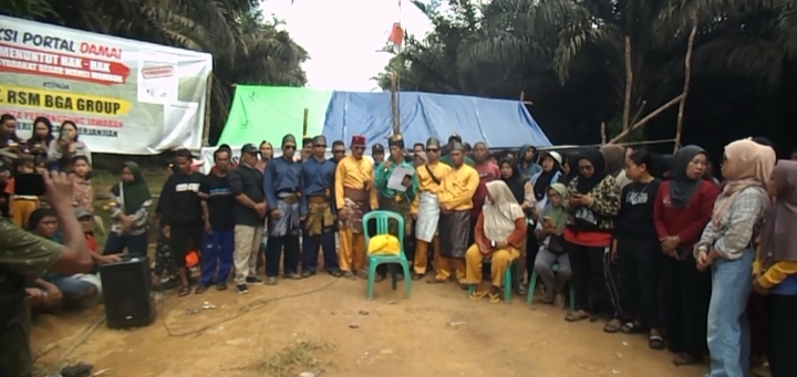 aksi warga mambuk di lokasi aksi saat pernyataan sikap menolak intervensi organisasi adat mencampuri urusan adat mambuk (20/5/2026)