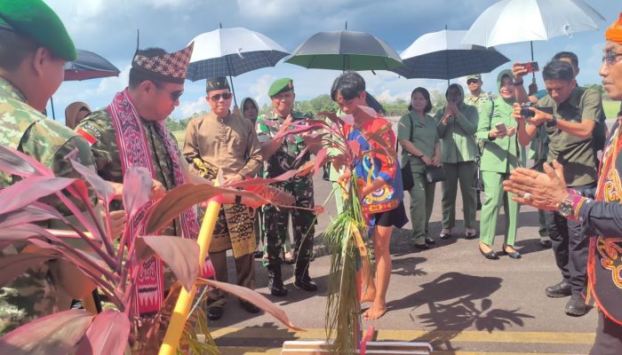 Tradisi Adat Dayak yang Penuh Penghormatan Sambut Kunjungan Pangdam XII/Tanjungpura di Ketapang