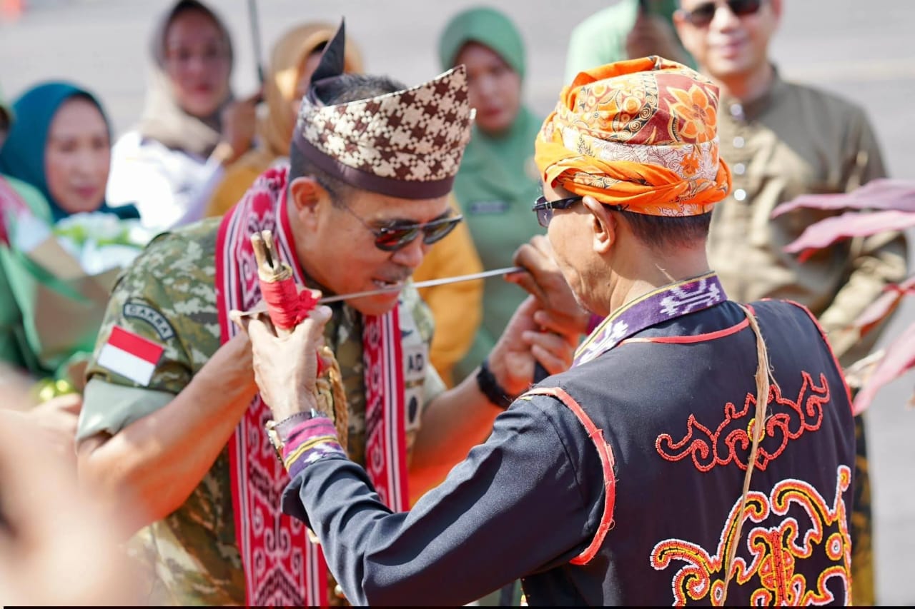 Prosesi adat peyambutan suku Dayak ketapang