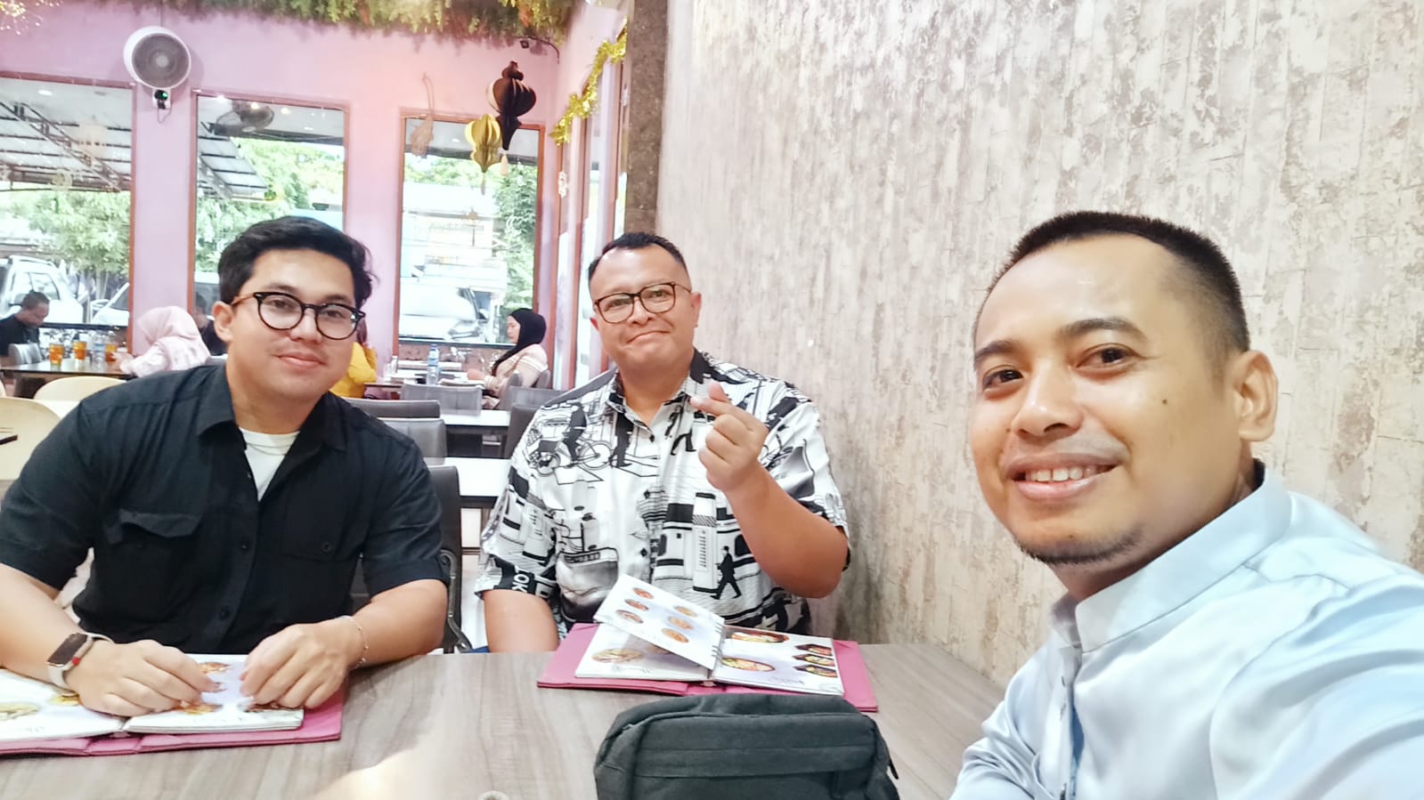 Ketua Panitia Festival Syair Gulung, Hakim Surya Putra Bersama Tim MURI/dok: Istimewa
