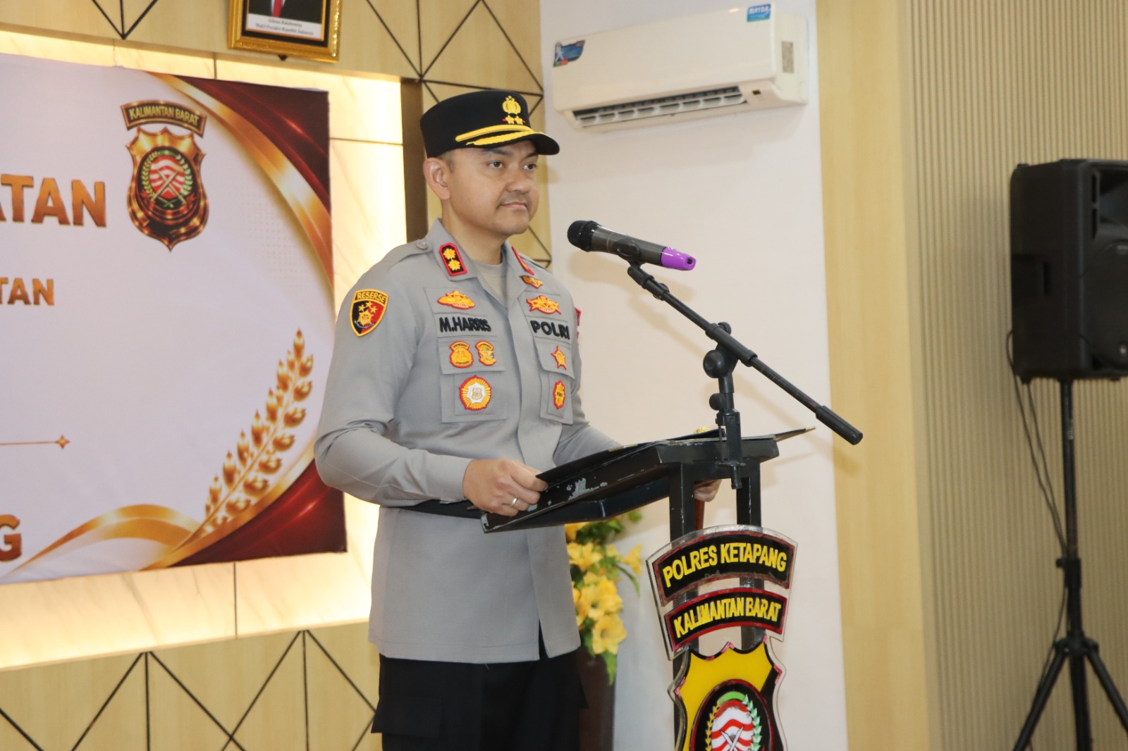Kepala Kepolisian Resor Ketapang, AKBP Muhammad Harris, S.H., S.I.K., M.I.K., CPHR., memimpin langsung serah terima jabatan (sertijab) sejumlah pejabat utama dan Kapolsek jajaran di lingkungan Polres Ketapang, Sabtu (23/05/2026) pukul 09.00 WIB.