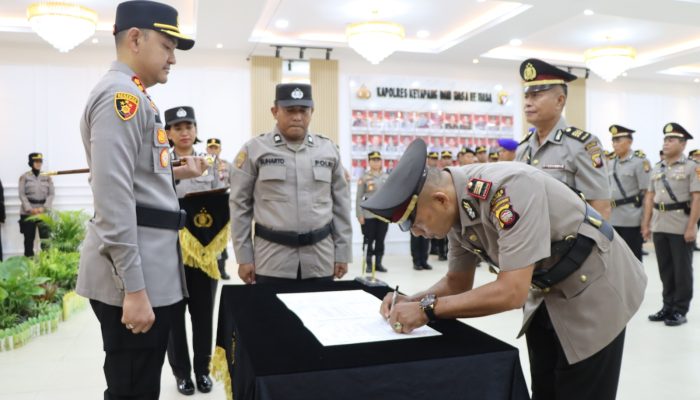 Kapolres Ketapang Pimpin Sertijab Pejabat Utama dan Kapolsek, Tekankan Pelayanan Humanis