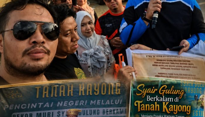 MURI Umumkan Pencatatan Syair Gulung Terpanjang di Dunia di Halaman Keraton Matan Tanjungpura