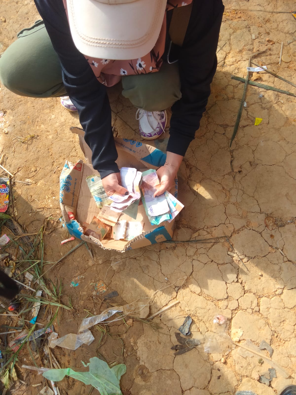 Seorang ibu rumah tangga di dusun Mambuk mengumpulkan donasi untuk membantu logistik aksi warga