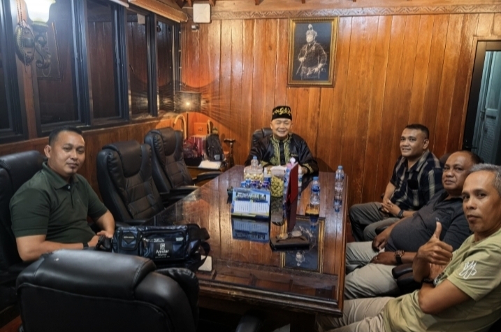 Beberapa tokoh warga mambuk saat bersilaturahmi kepada bupati Ketapang Alexander wilyo /dok : istimewa