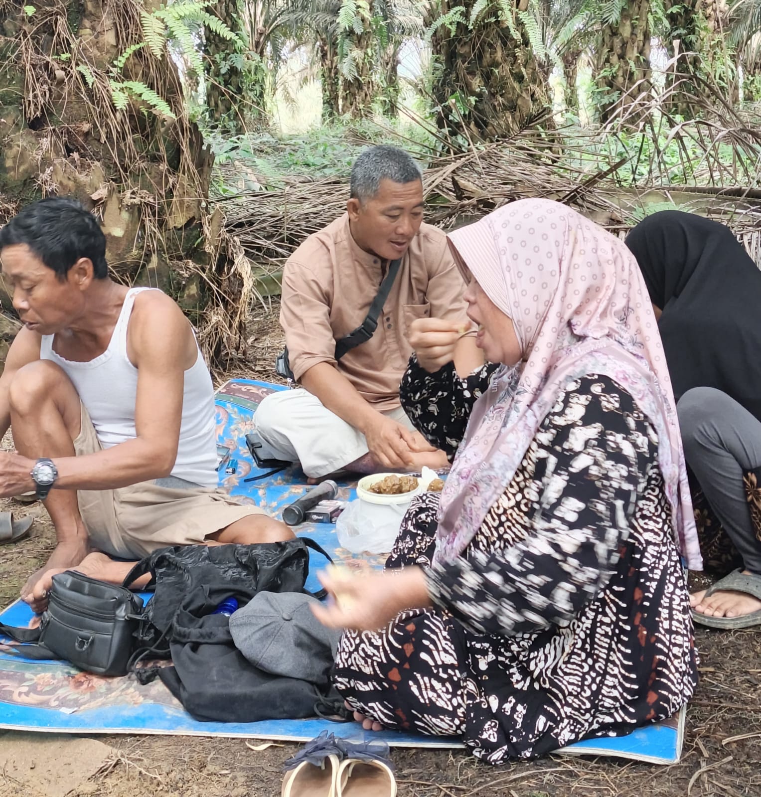 Suasana Hari Raya Idul Adha 1447 H di portal mambuk, warga bersama keluarga membawa makanan dan tetap berjaga jaga di areal Divisi 1