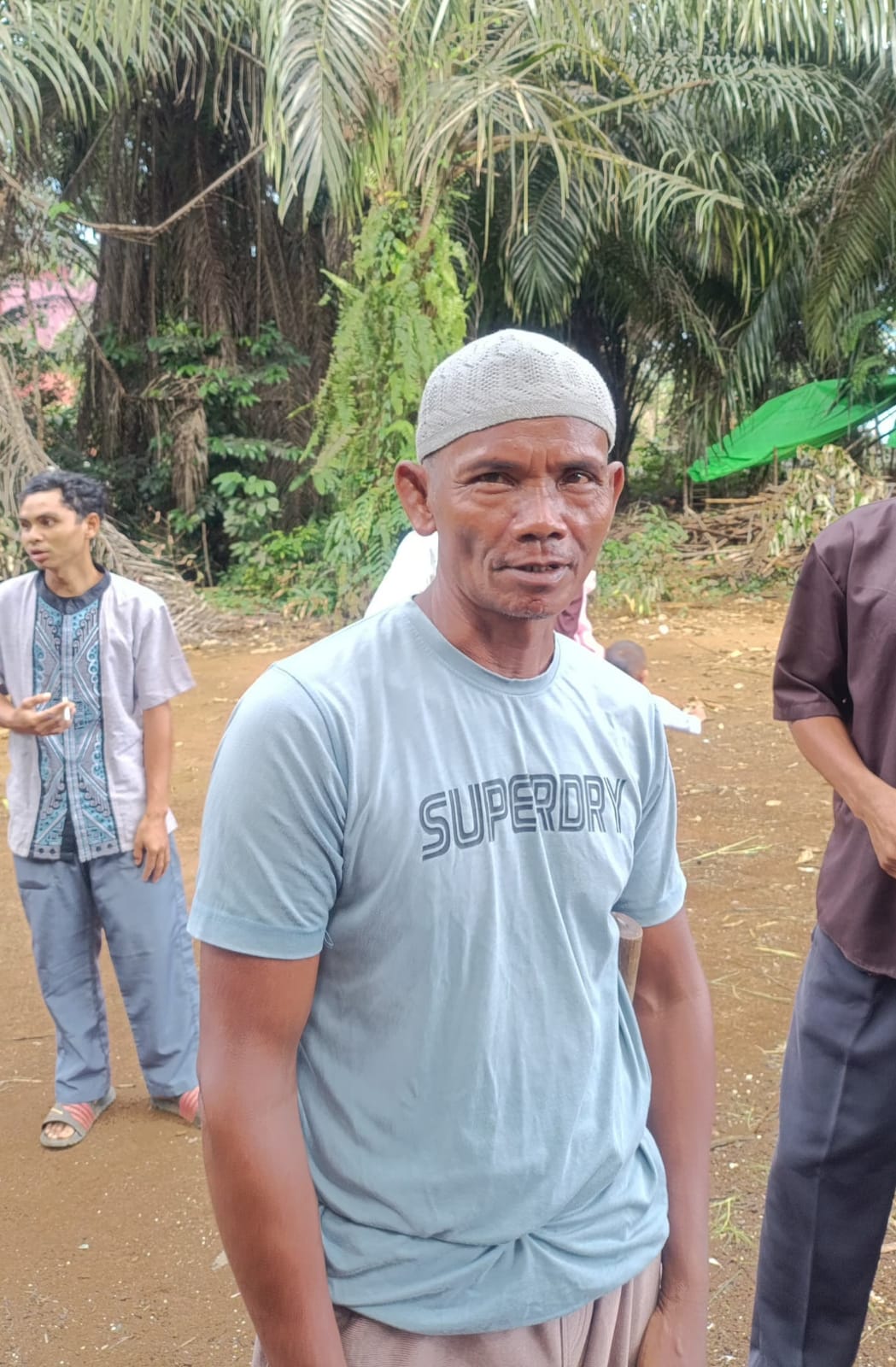 Warga mambuk desa segarwangi, Pak Itam tetap berjaga di portal usai shalat idul adha 1447 H
