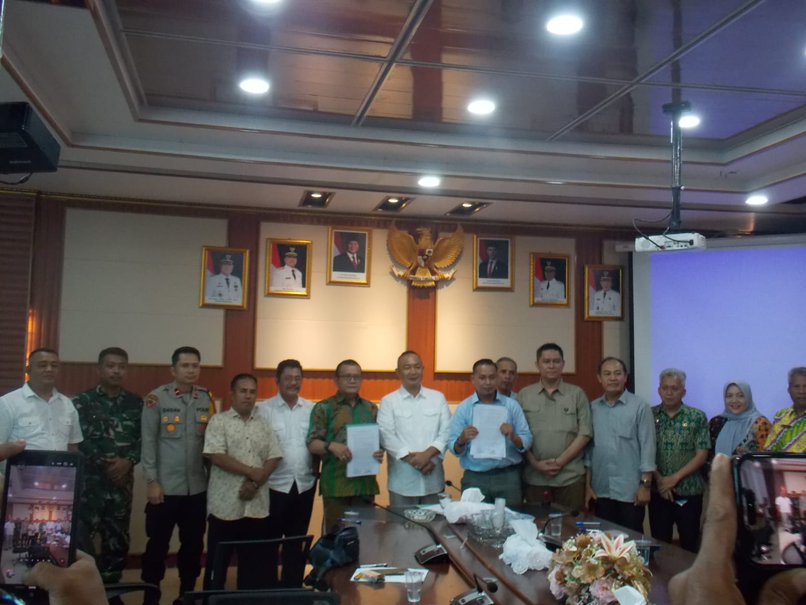 Audiensi Warga Mambuk dan PT.RSM menghasilakan komitmen bersama untuk menjaga keamanan dan ketertiban serta melanjutkan penyelesaian persoalan melalui dialog dan verifikasi lapangan / dok: kibaunews.id