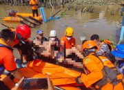 Prajurit Lanal Ketapang Evakuasi Korban Kebakaran Kapal di Dermaga Sukabangun