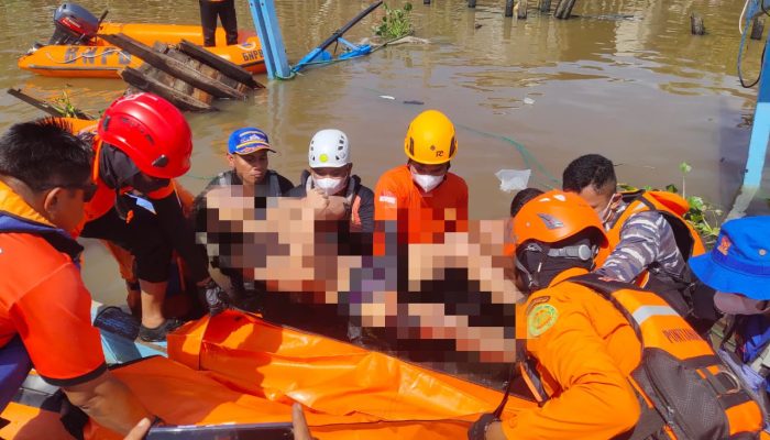 Prajurit Lanal Ketapang Evakuasi Korban Kebakaran Kapal di Dermaga Sukabangun