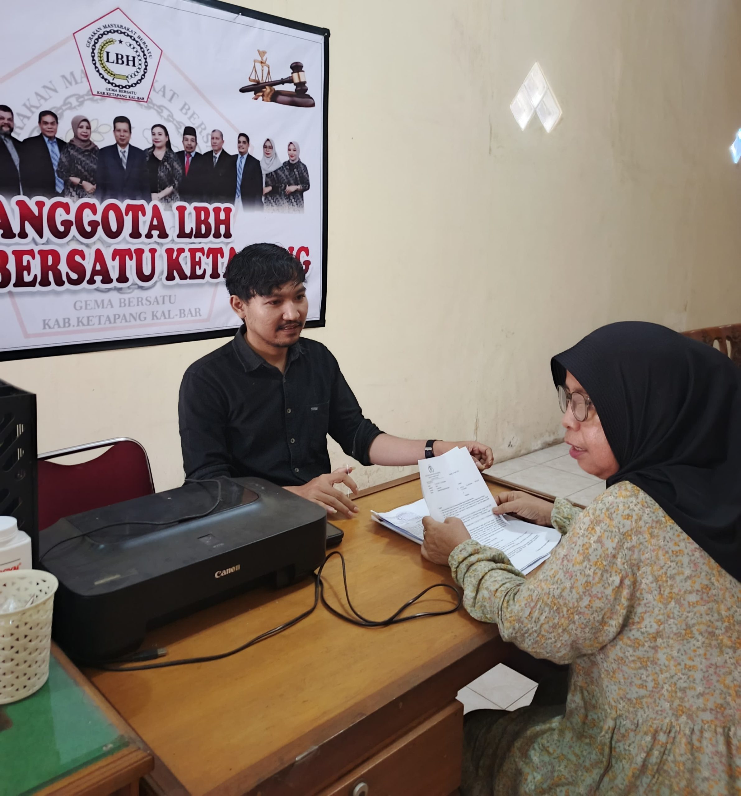 wakil ketua LBH Gema Bersatu Erni Sutrisni,.SH sedang menerima klien untuk berkonsultasi