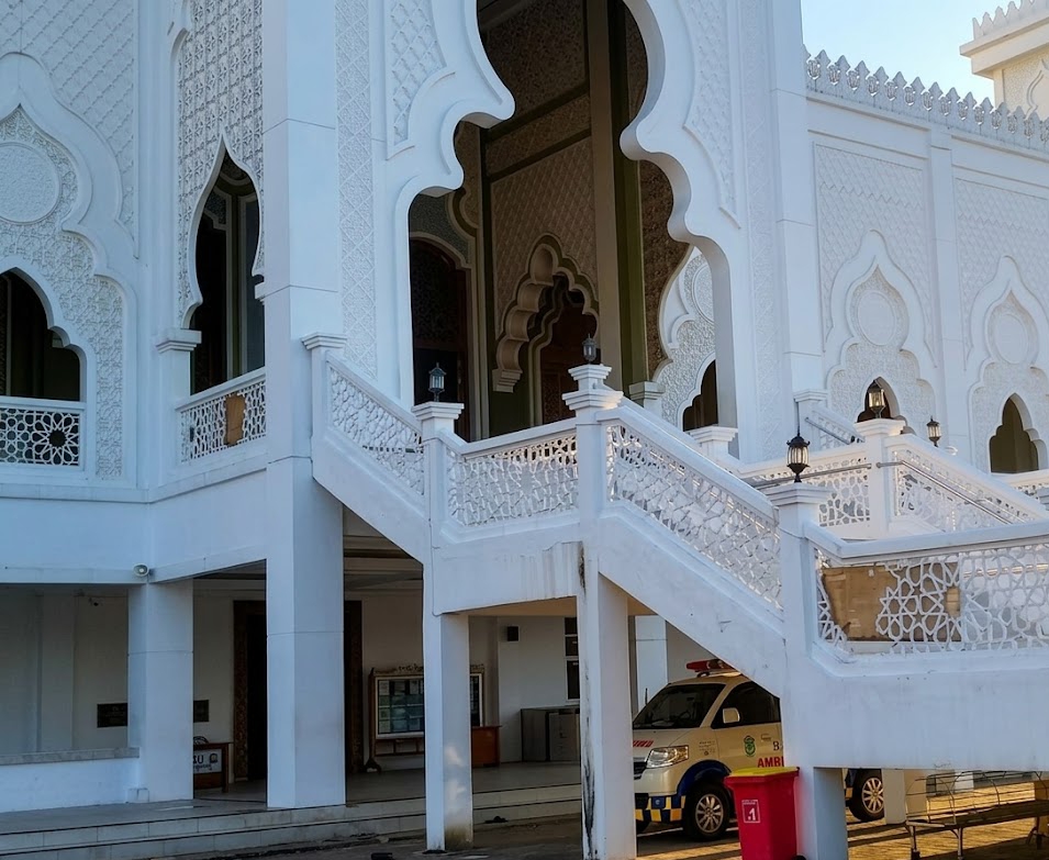 Pagar tangga jebol masjid agung alikhlas/kinaunews