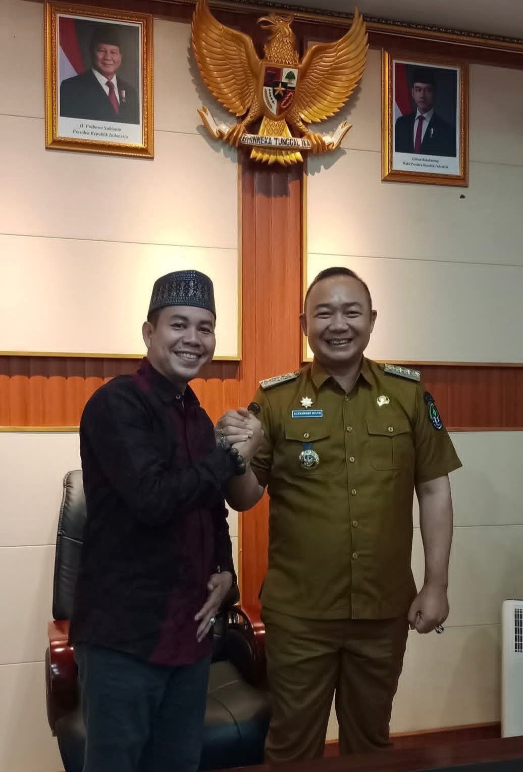Zunaidi Nawawi berpose bersama Bupati Ketapang Alexander Wilyo / dok : istimewa
