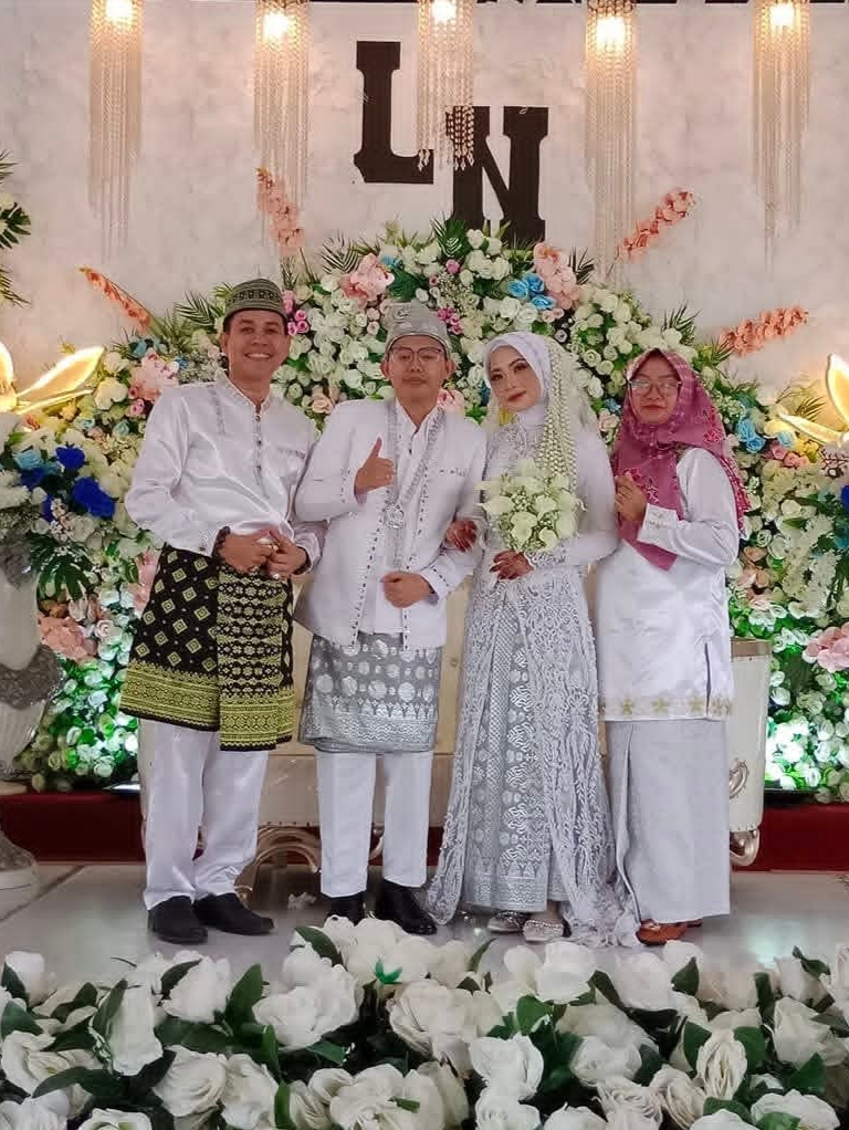 Zunaidi Nawawi bersama istri berpose mengapit pasangan pengantin selepas menjadi MC /dok:pribadi