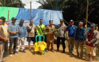 Prosesi Adat Digelar di Mambuk dihadiri dan disaksikan tokoh masyarakat, tokoh adat, pemerintahan desa segar wangi, serta Kapolsek tumbang titi
