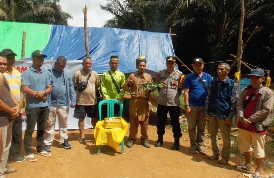 Prosesi Adat Digelar di Mambuk dihadiri dan disaksikan tokoh masyarakat, tokoh adat, pemerintahan desa segar wangi, serta Kapolsek tumbang titi