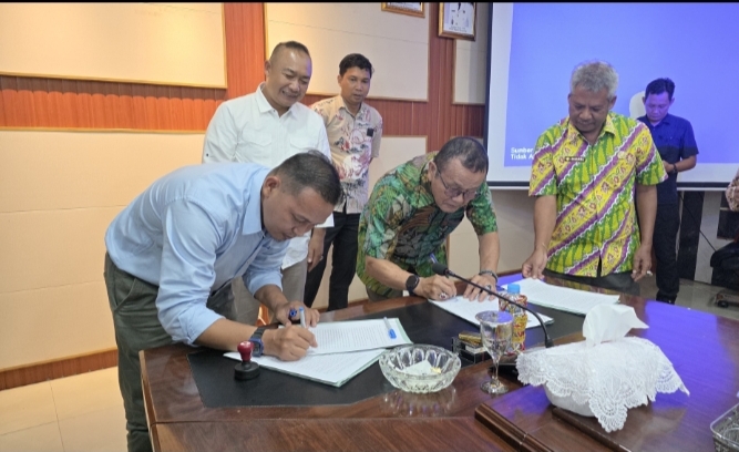 PJ. Kades segar wangi dan Dirut PT RSM Kamsen Saragih sedang menanda tangani kesepakatan usai audiensi di kantor bupati Ketapang disaksikan Bupati Ketapang Alexander Wilyo dan Kepala Distanakbun Ketapang Sikat Gudag(29/5/2025)./ Dok : s.oland