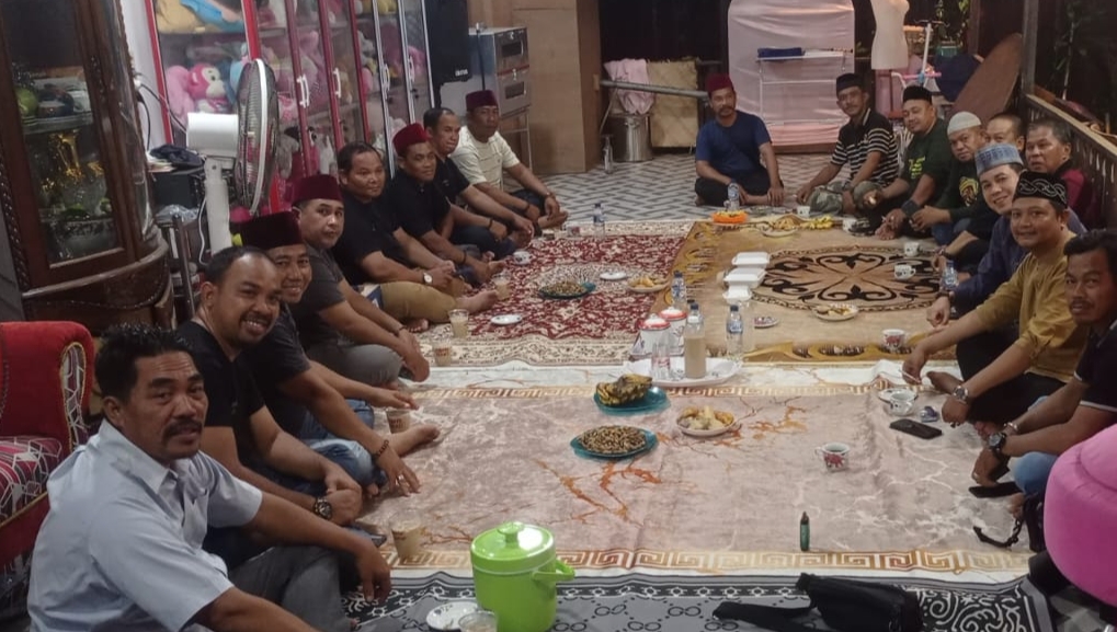 rapat persiapan kegiatan Pencucian Pusake Tanah Kayong yang digelar pada Rabu malam (3/6/2026) di Balai Peranginan Putra Penyangga Tanjung Pura, Gang Mente Permai, Paya Kumang, Kabupaten Ketapang.