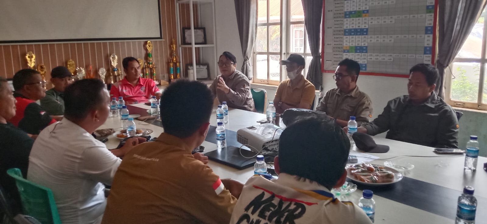 Tim verifikasi, tokoh masyarakat mambuk dan pihak PT RSM BGA saat dialog(4/5) di Kantor Perusahaan