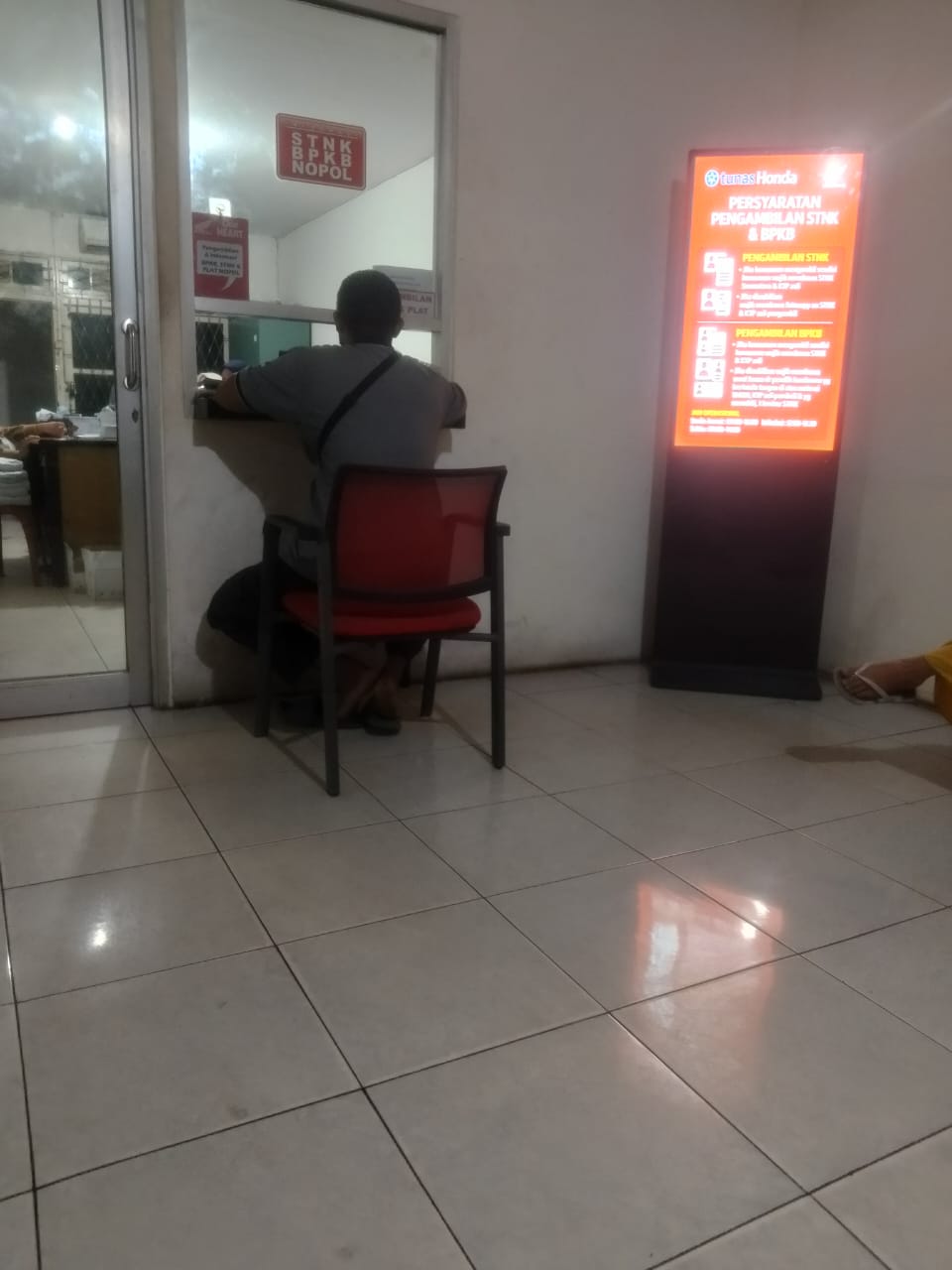 Jumi Mahardi, warga Kayong Utara sedang mempertanyakan kejelasan dokumen STNK sepeda motor yang dibelinya di PT. TDM Ketapang (11/6/2026) /dok : pribadi