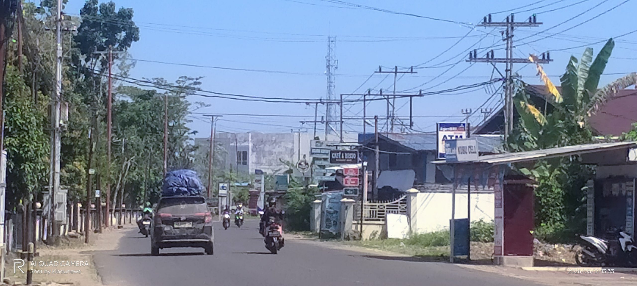 Tiang listrik PLN di sisi kiri dan kanan jalan Gatot Subroto Ketapang /dok : kibaunews