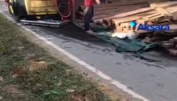 Viral!!!Video Truk Bermuatan Kayu Belian Terguling di Sandai,Polisi Tampak Lakukan Pengamanan Lokasi
