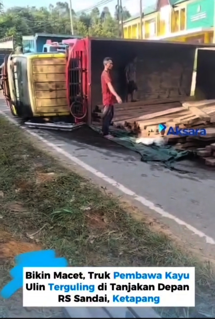 Tangkapan layar video Truk bermuatan kayu terguling di sandai kabupaten ketapang
