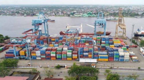 Peti kemas di pelabuhan dwikora pontianak, Kalimantan Barat (dok : kfmap.asia)