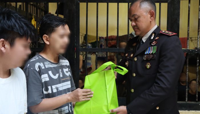 Peringati Hari Bhayangkara ke-80, Kapolres Ketapang Hadirkan Kepedulian bagi Tahanan