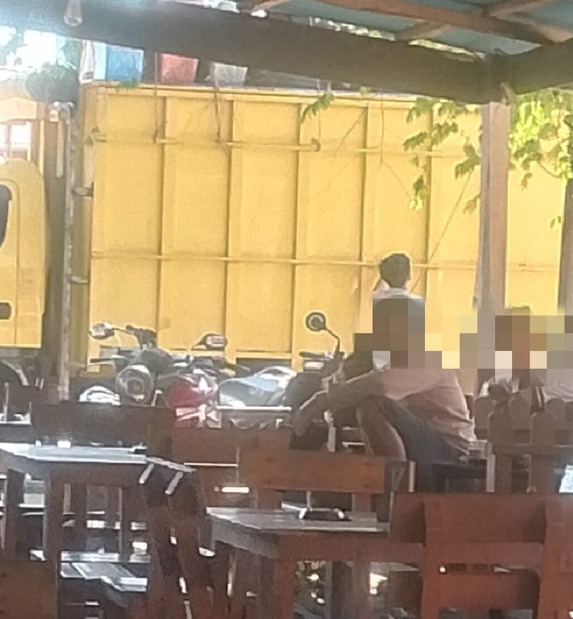Sebuah truck bermuatan tersangkut kabel dijalan sisingamangaraja ketapang, kernet truk menurunkan sebagian muatan dan menyusunnya kembali. Setelah proses tersebut selesai, truk akhirnya dapat melintas dan arus lalu lintas kembali normal