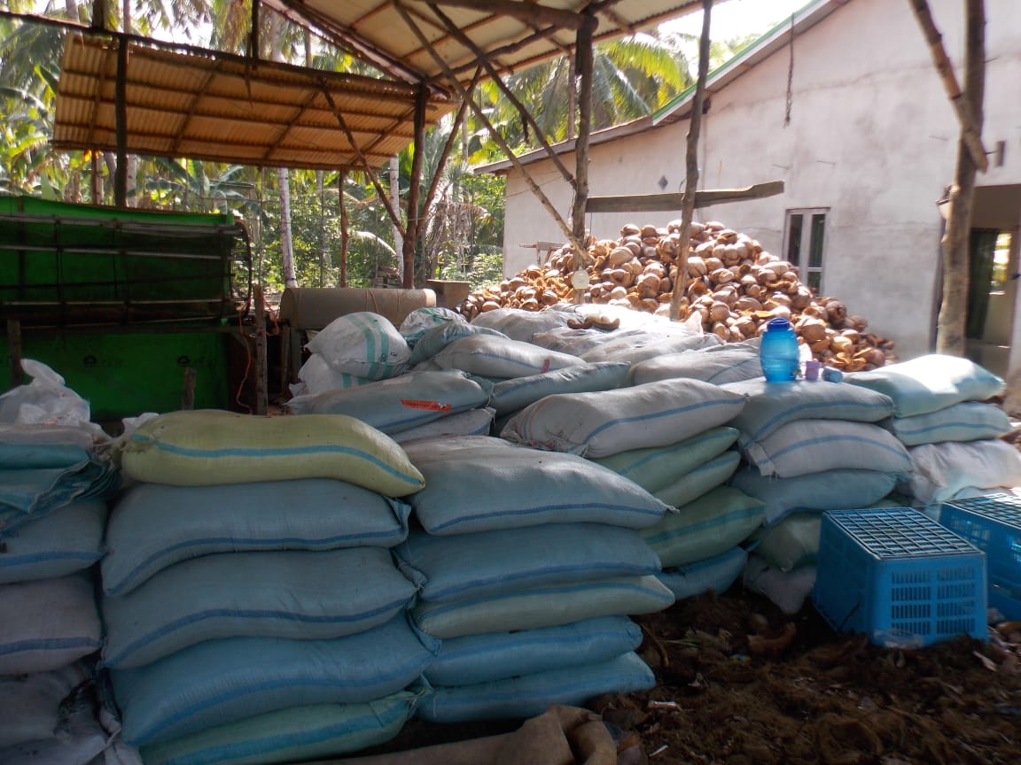 Tumpukan karung cocopeat hasil olahan limbah sabut kelapa di Desa Mas Bangun