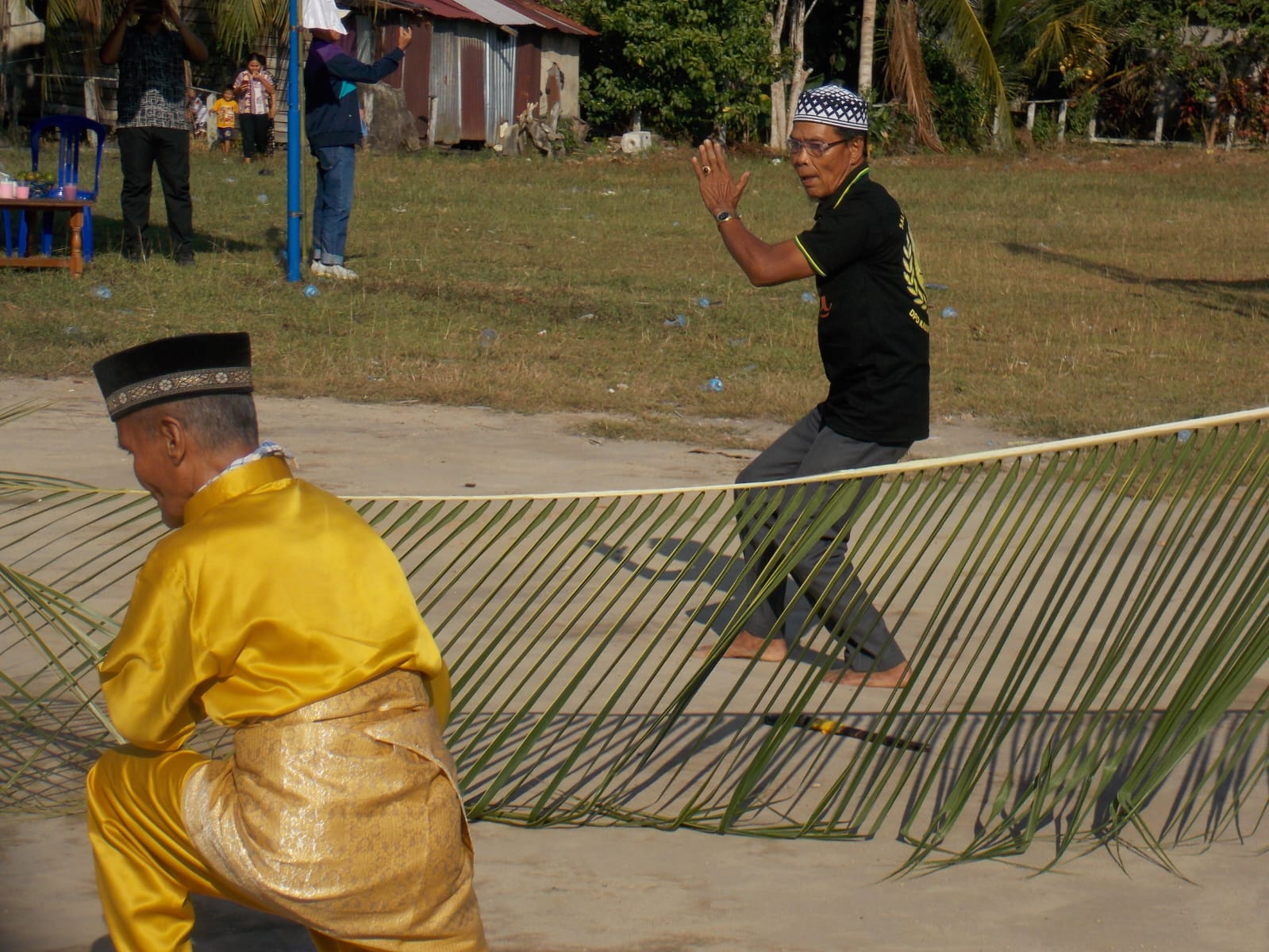 Atraksi Silat Kutemare oleh masyarakat mambuk desa segar wangi pada acara syukuran adat Jum'at 17 juli 2026