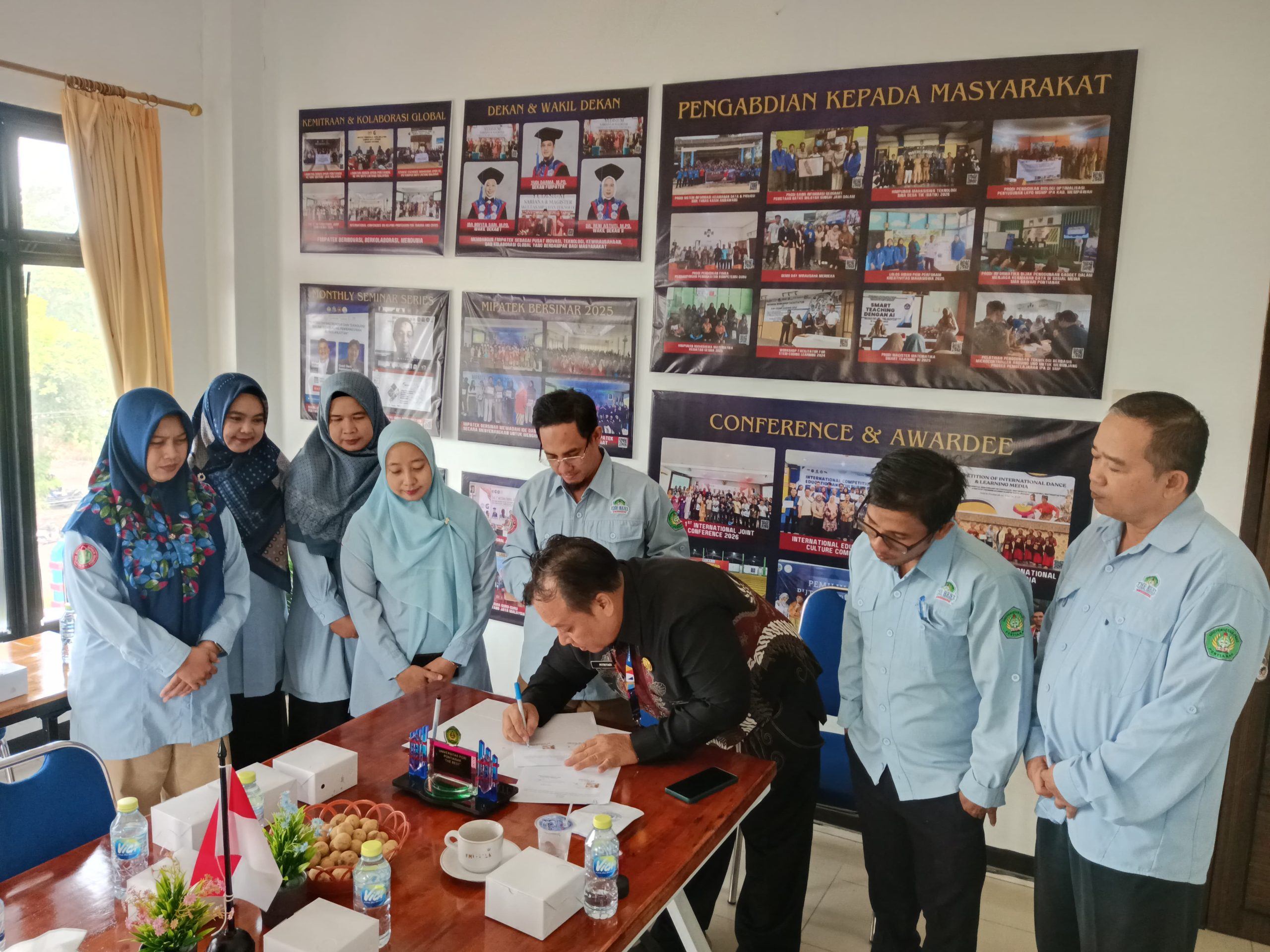 Kadis DKPP Ketapang Pitriyadi didampingi Yudi Darma Dekan MIPATEK dan Rektor UPGRI Pontianak, Dr M Firdaus