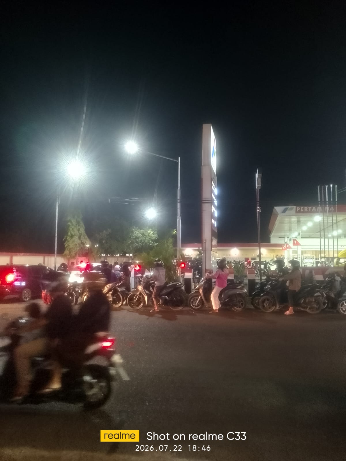 Foto : Antrian panjang warga di sebuah SPBU jalan D.I.Panjaitan Ketapang pada malam hari (22/7/2026)/dok :kibaunews.id