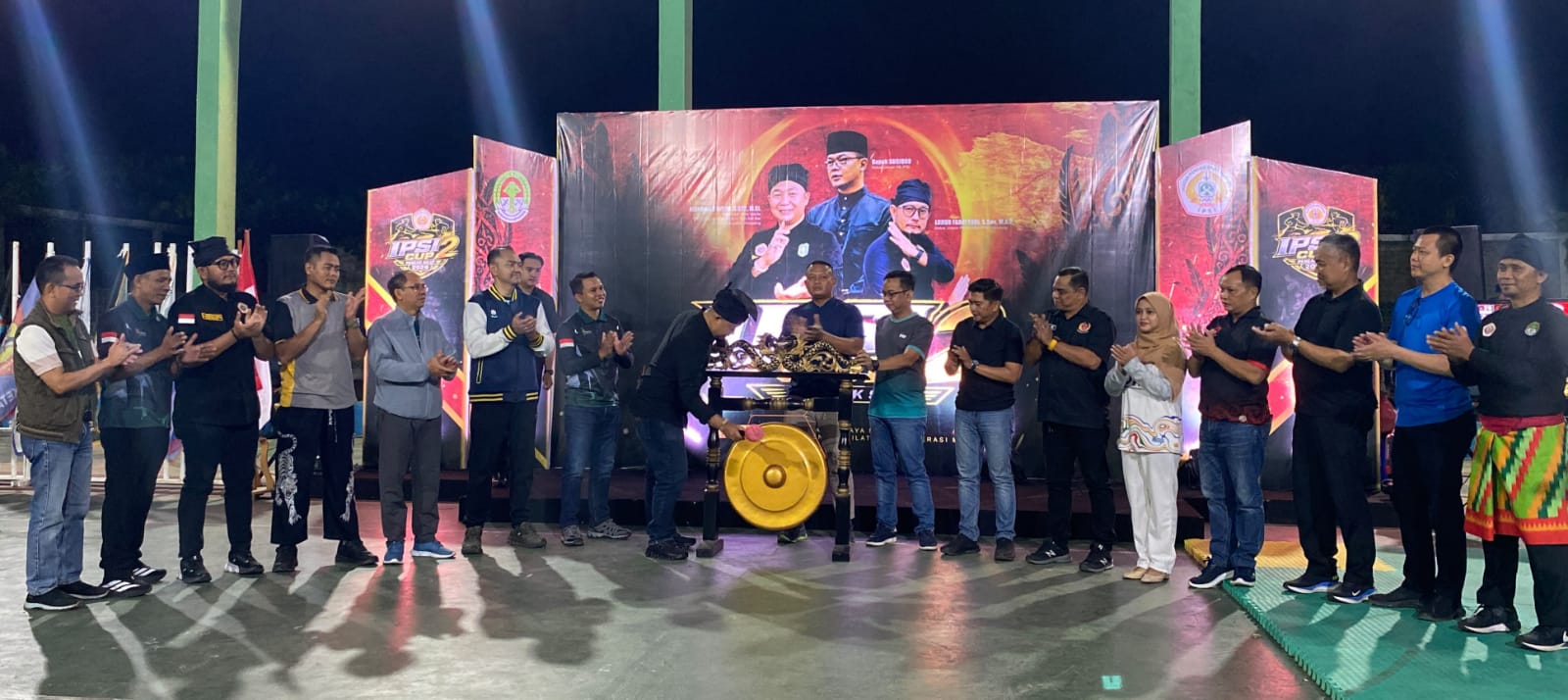 Bupati Ketapang Alexander Wilyo Pendekar Wira Utama memukul gong saat membuka IPSICUP 2026(24/7) di Gedung Pelti Ketapang