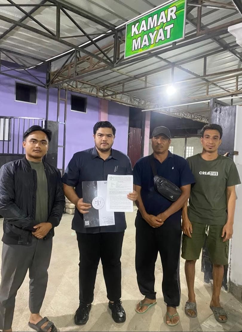 Kuasa hukum keluarga korban, Nafis Akmal, S.H., bersama keluarga korban