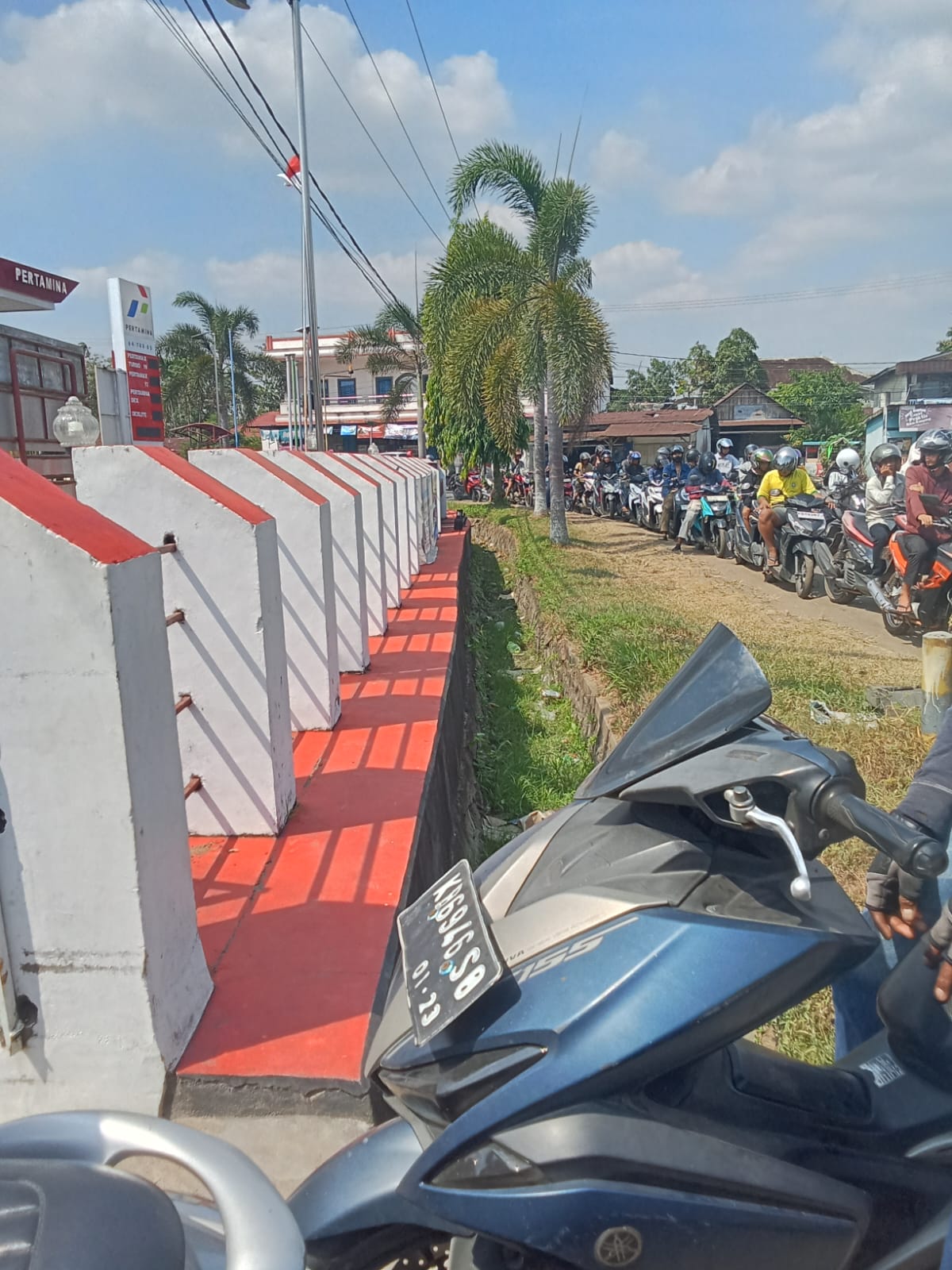 Foto :Antrean warga di Ketapang mengular di SPBU di duga karena Panic Buying