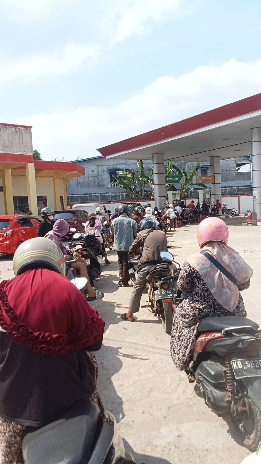 Antrean panjang warga di SPBU di Ketapang/dok :pribadi