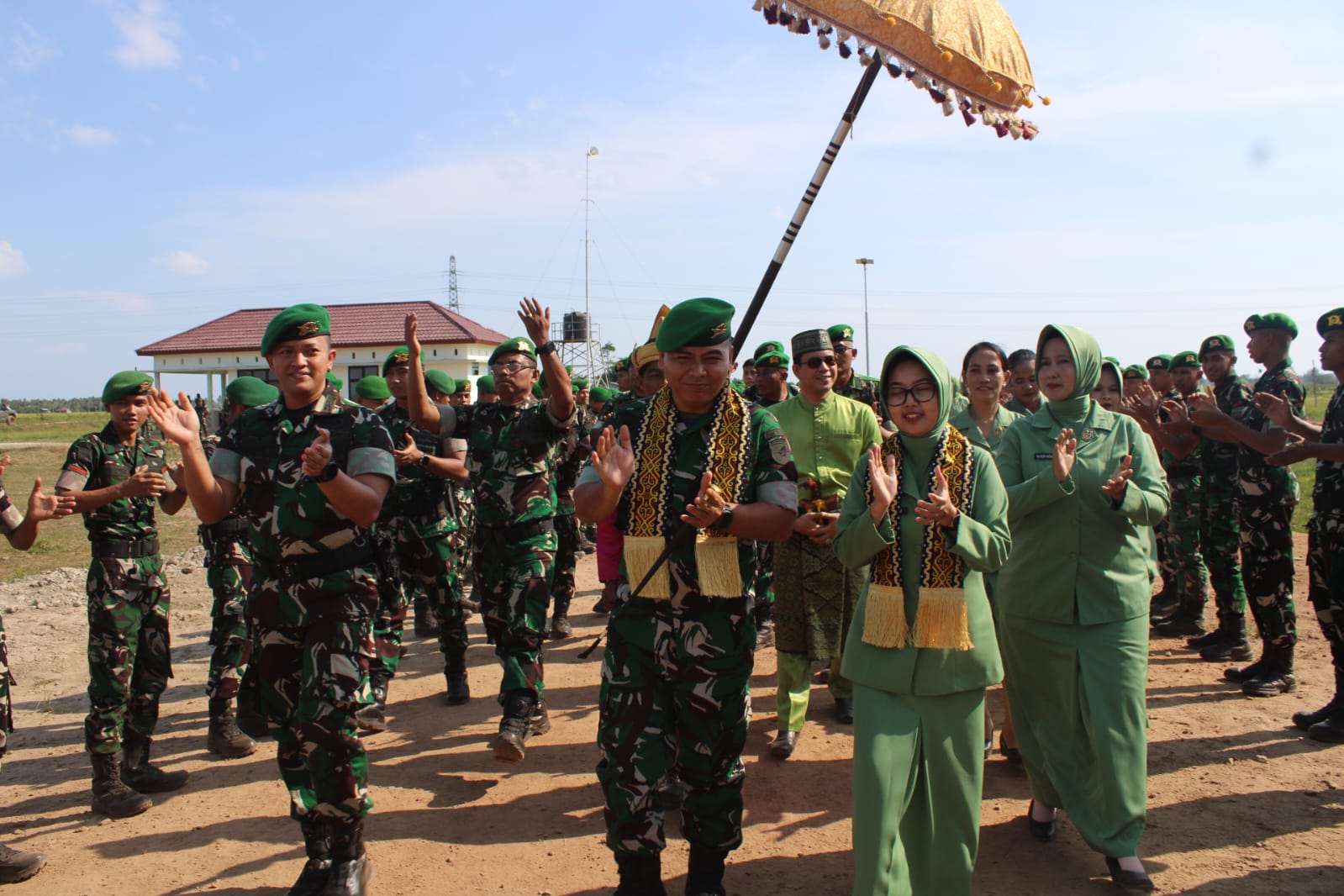 PLK Ketapang Teguhkan Nilai Adat Melayu dalam Penyambutan Komandan Yonif TP 832/PA