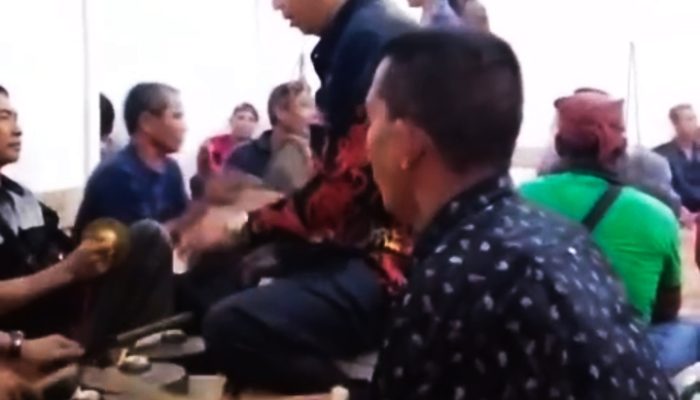 Membayar Pesalin, Simbol Penghormatan dalam Adat Perkawinan Dayak yang Terus Dilestarikan